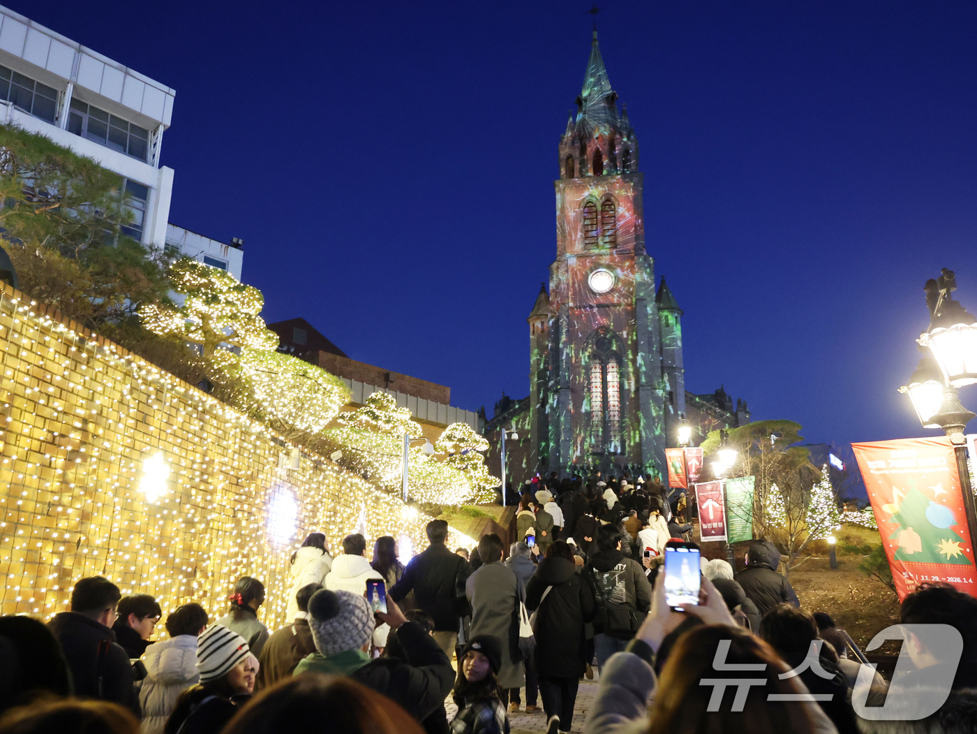 (서울=뉴스1) 황기선 기자 = 크리스마스 이브인 24일 서울 중구 명동성당 외벽에 아기예수의 탄생을 축하하는 미디어파시드가 펼쳐지고 있다. 2025.12.24/뉴스1