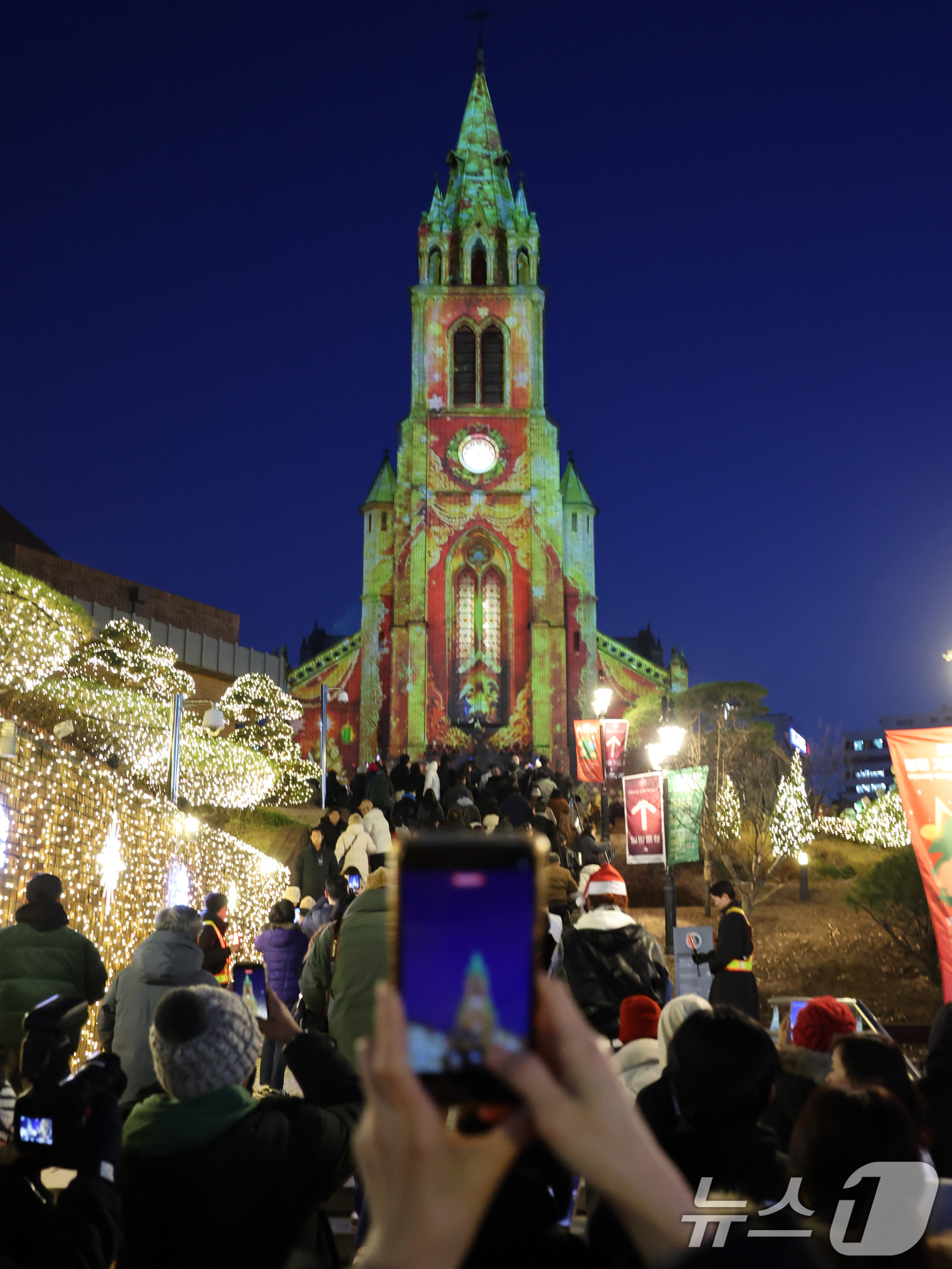 (서울=뉴스1) 황기선 기자 = 크리스마스 이브인 24일 서울 중구 명동성당 외벽에 아기예수의 탄생을 축하하는 미디어파시드가 펼쳐지고 있다. 2025.12.24/뉴스1