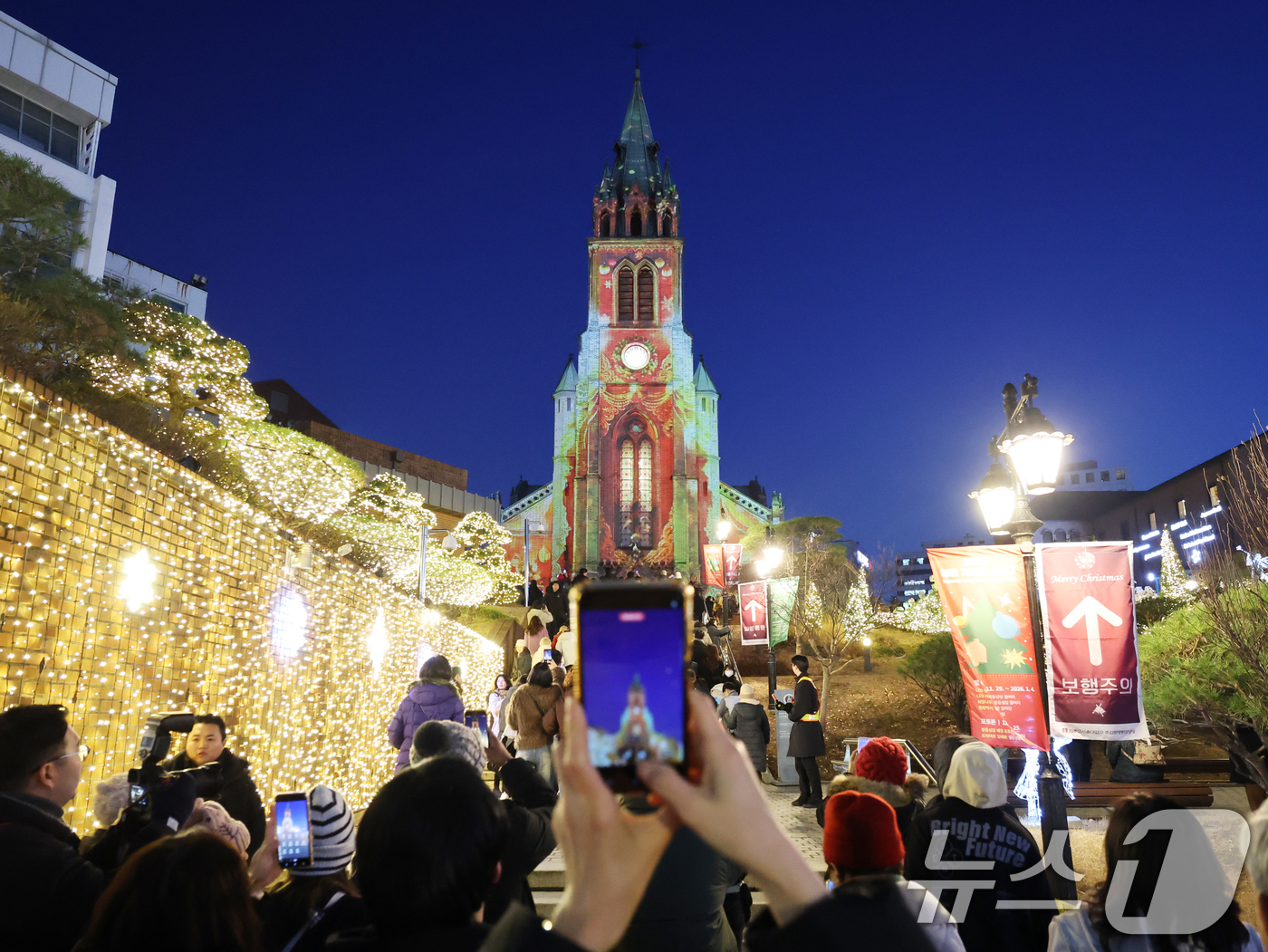 (서울=뉴스1) 황기선 기자 = 크리스마스 이브인 24일 서울 중구 명동성당 외벽에 아기예수의 탄생을 축하하는 미디어파시드가 펼쳐지고 있다. 2025.12.24/뉴스1