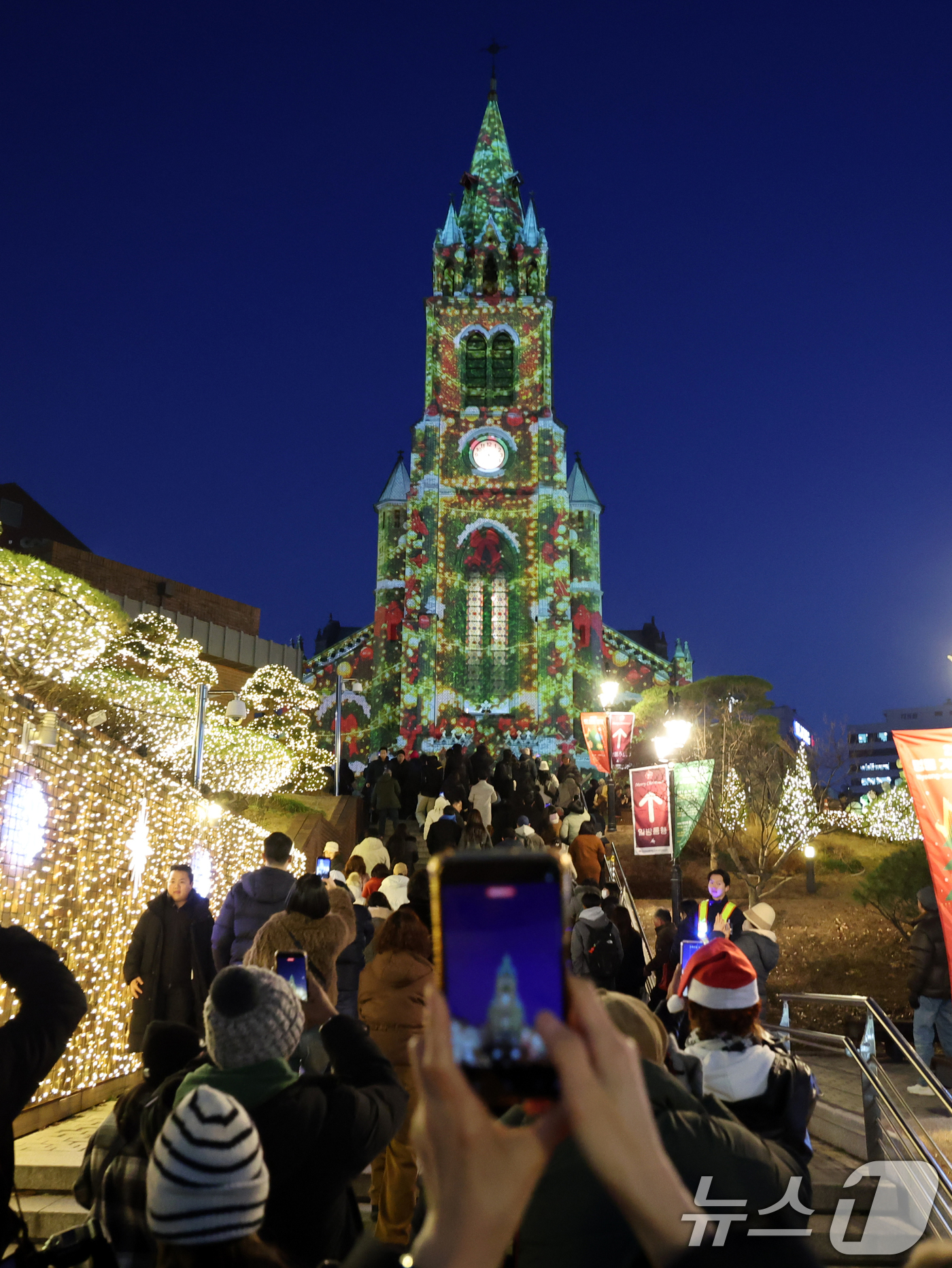 (서울=뉴스1) 황기선 기자 = 크리스마스 이브인 24일 서울 중구 명동성당 외벽에 아기예수의 탄생을 축하하는 미디어파시드가 펼쳐지고 있다. 2025.12.24/뉴스1