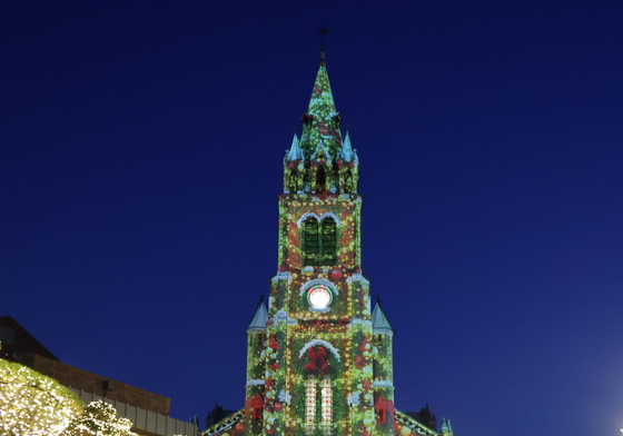 명동성당, '크리스마스 트리로 변신'
