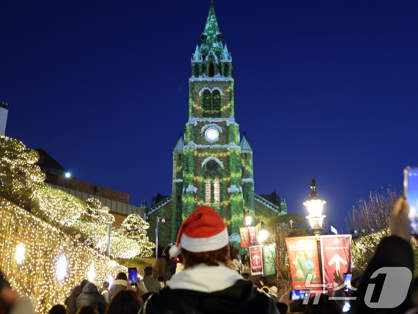 (서울=뉴스1) 황기선 기자 = 크리스마스 이브인 24일 서울 중구 명동성당 외벽에 아기예수의 탄생을 축하하는 미디어파시드가 펼쳐지고 있다. 2025.12.24/뉴스1