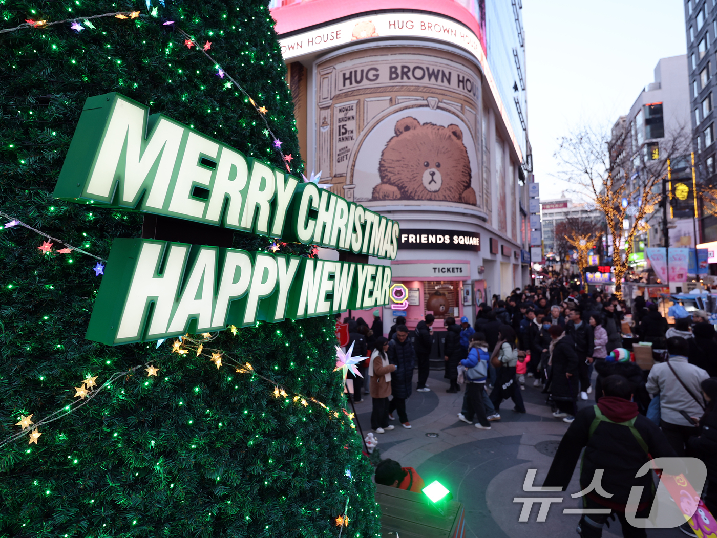 (서울=뉴스1) 황기선 기자 = 크리스마스 이브인 24일 오후 서울 중구 명동거리가 성탄절 분위기를 만끽하려는 시민과 관광객들로 북적이고 있다. 2025.12.24/뉴스1