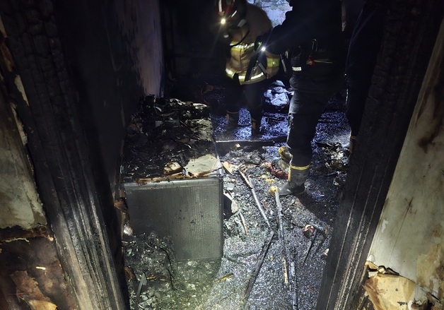 성탄 전날 덮친 화마…방이동 아파트서 70대 사망, 아내는 중태