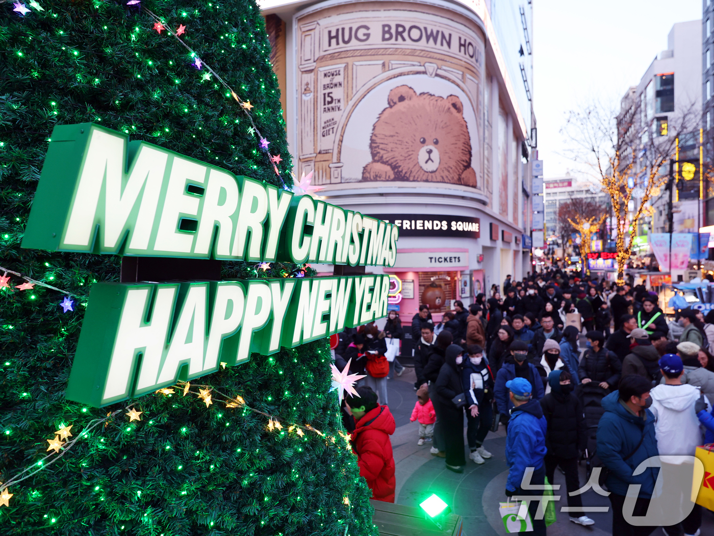 (서울=뉴스1) 황기선 기자 = 크리스마스 이브인 24일 오후 서울 중구 명동거리가 성탄절 분위기를 만끽하려는 시민과 관광객들로 북적이고 있다. 2025.12.24/뉴스1