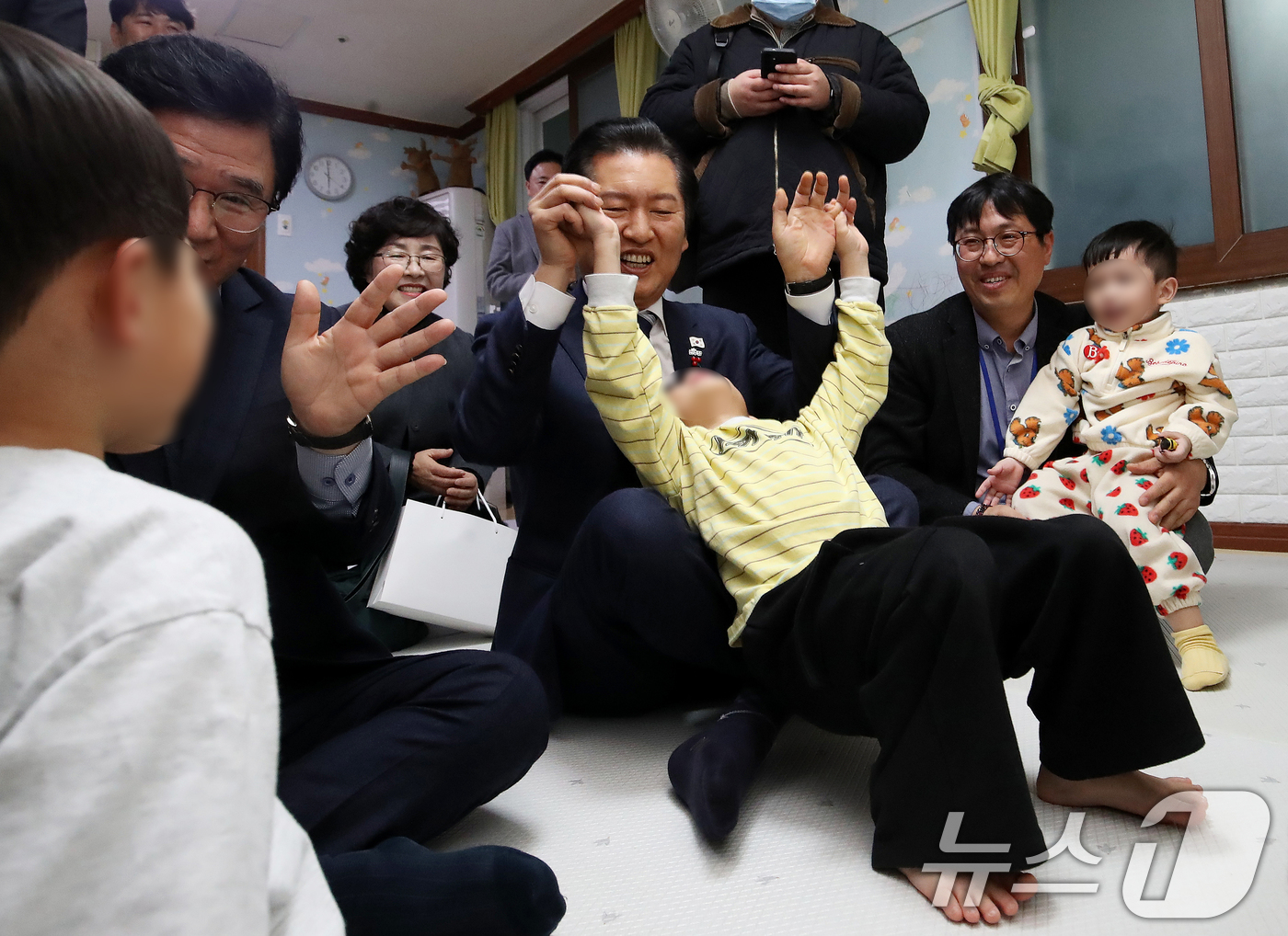 (부산=뉴스1) 윤일지 기자 = 정청래 더불어민주당 대표가 24일 오후 성탄절을 맞아 부산 동래구 아동복지시설인 새들원을 방문해 아이들과 인사를 나누고 있다. 2025.12.24/ …