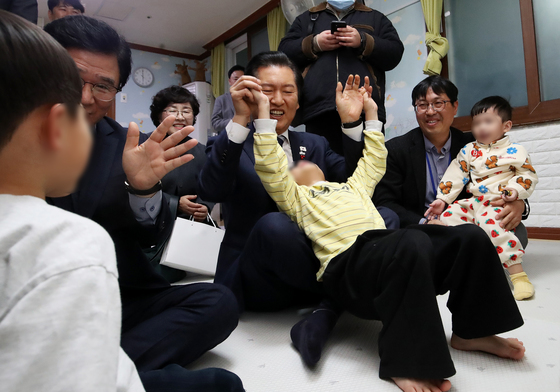 부산 아동복지시설 찾은 정청래 대표