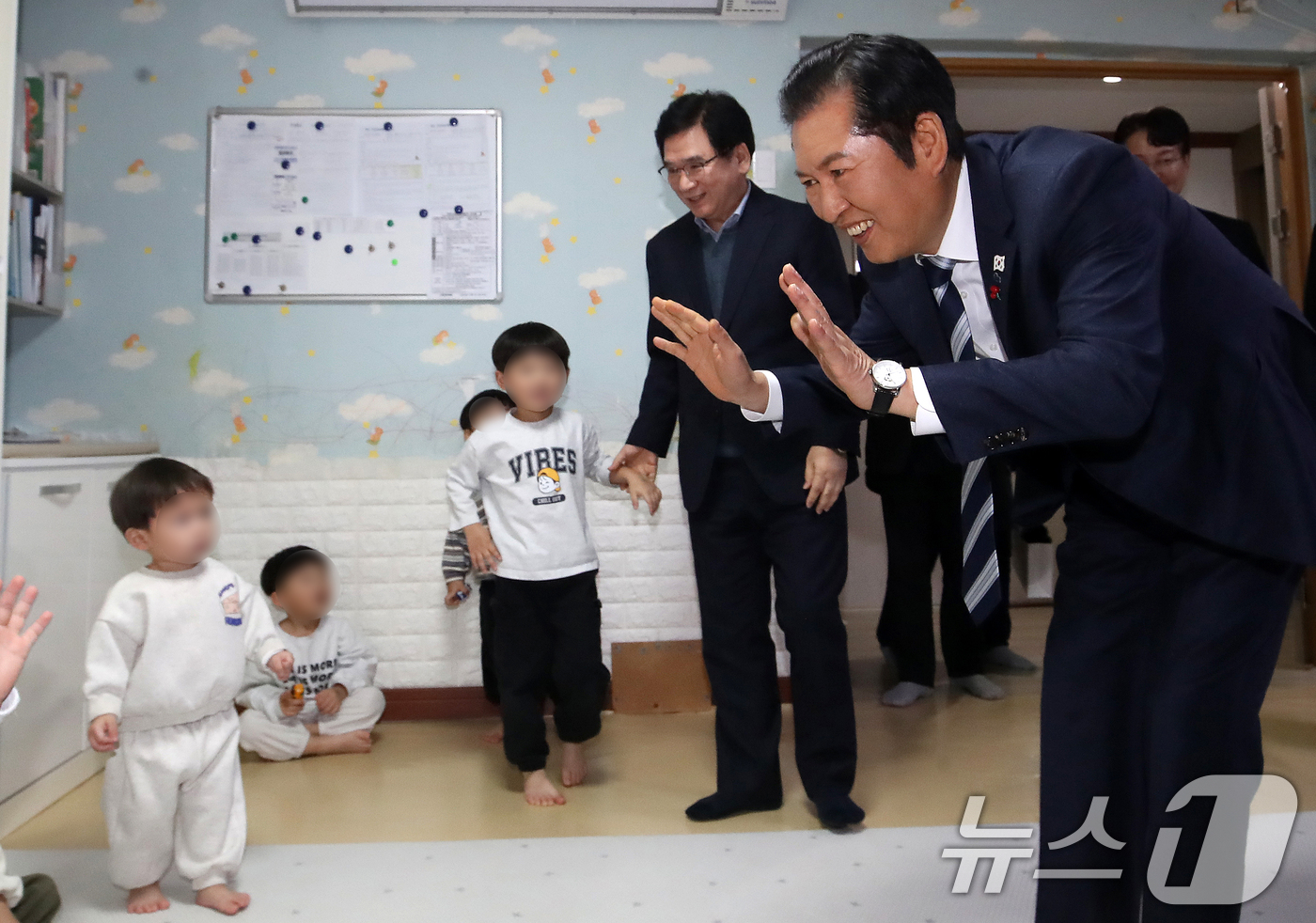 (부산=뉴스1) 윤일지 기자 = 정청래 더불어민주당 대표가 24일 오후 성탄절을 맞아 부산 동래구 아동복지시설인 새들원을 방문해 아이들과 인사를 나누고 있다. 2025.12.24/ …