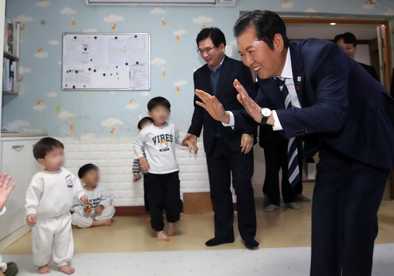 부산 아동복지시설 찾은 정청래 대표