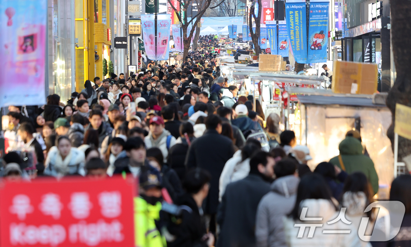 (서울=뉴스1) 황기선 기자 = 크리스마스 이브인 24일 오후 서울 중구 명동거리가 성탄절 분위기를 만끽하려는 시민과 관광객들로 북적이고 있다. 2025.12.24/뉴스1