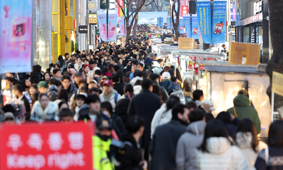 인파로 북적이는 명동거리