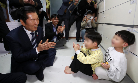 성탄절 맞아 부산 아동복지시설 방문한 정청래