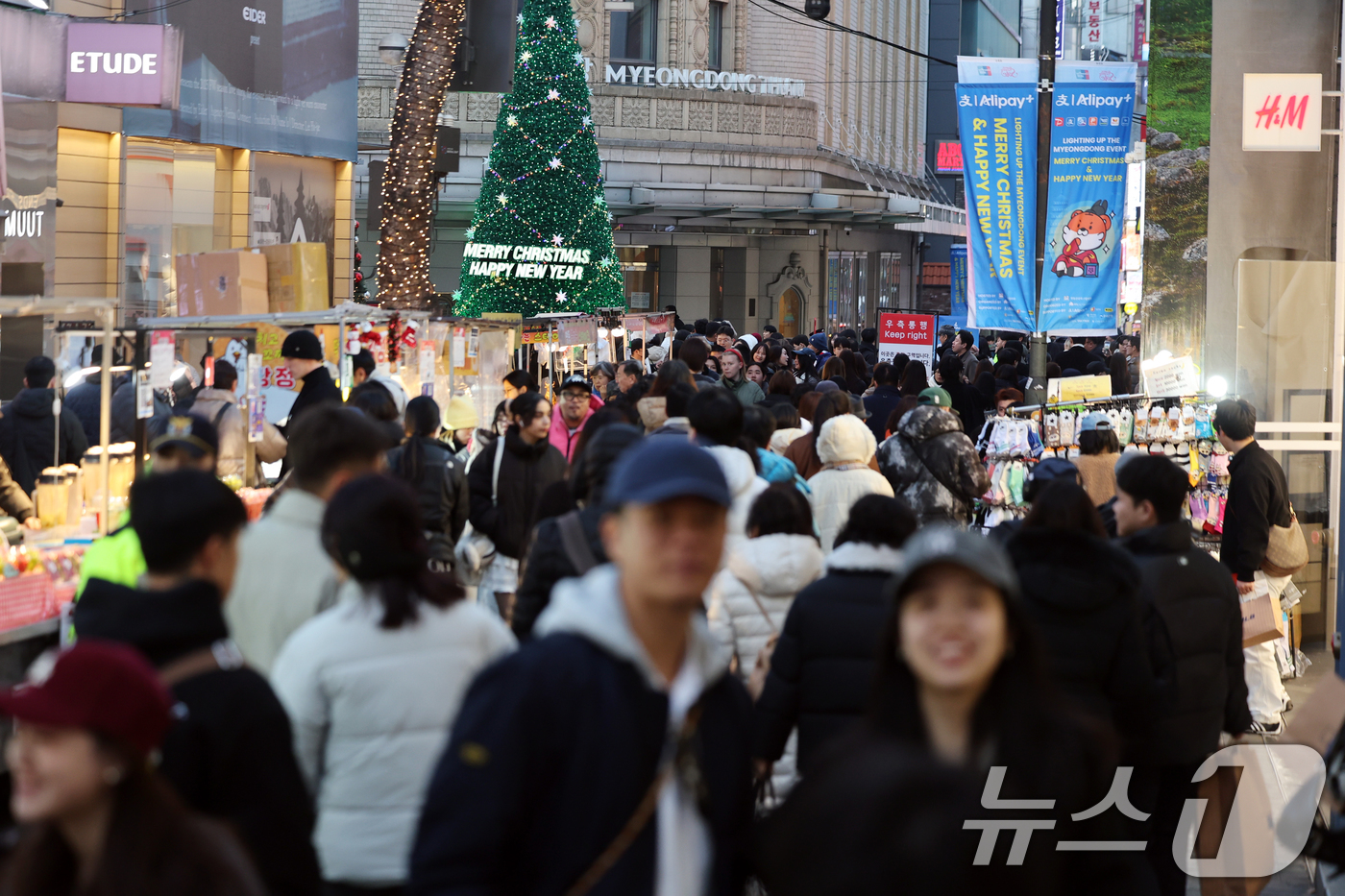 (서울=뉴스1) 황기선 기자 = 크리스마스 이브인 24일 오후 서울 중구 명동거리가 성탄절 분위기를 만끽하려는 시민과 관광객들로 북적이고 있다. 2025.12.24/뉴스1