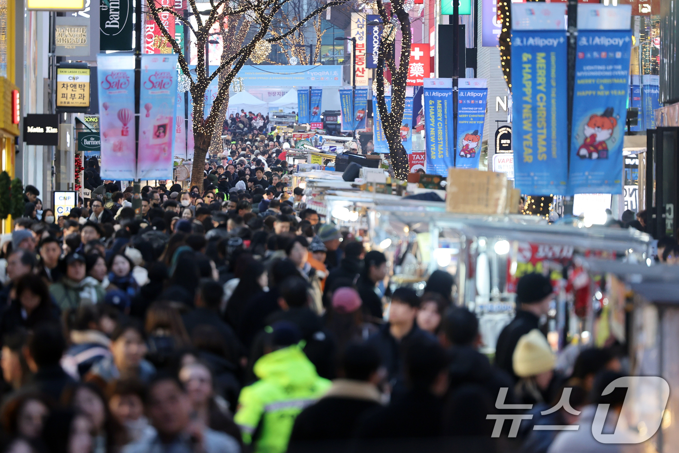 (서울=뉴스1) 황기선 기자 = 크리스마스 이브인 24일 오후 서울 중구 명동거리가 성탄절 분위기를 만끽하려는 시민과 관광객들로 북적이고 있다. 2025.12.24/뉴스1