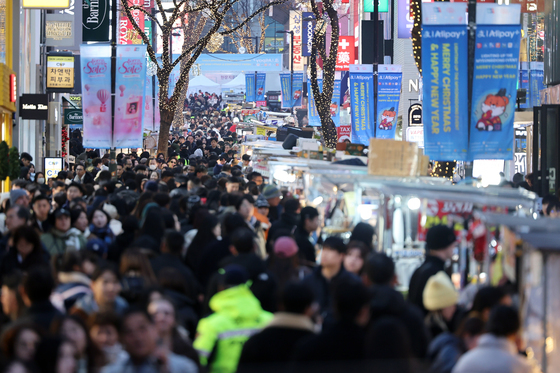 인파로 북적이는 명동거리