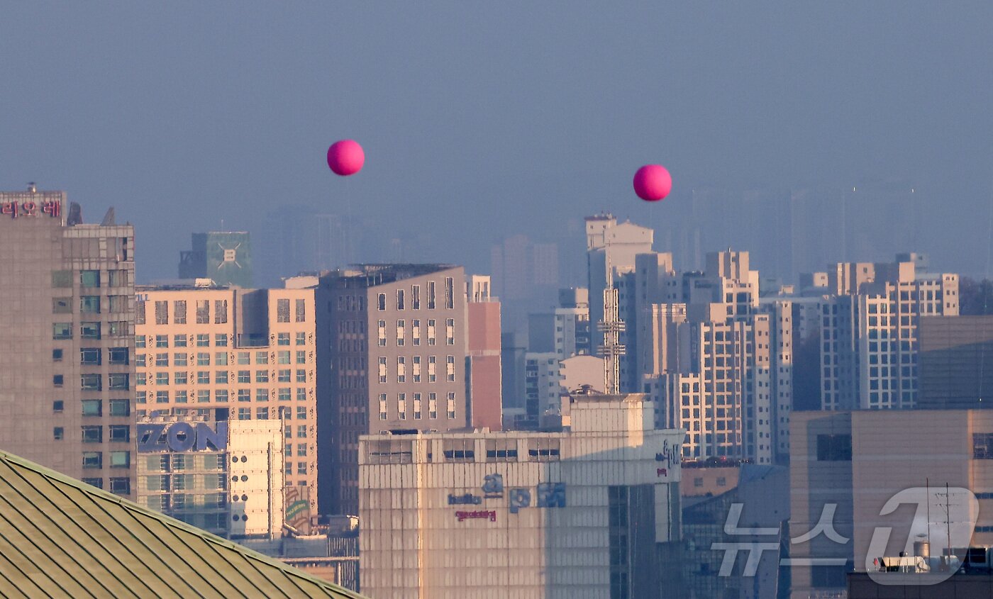 본문 이미지 - 지난달 24일 서울 도심 상공에 세운4지구 고도 측정을 위한 풍선. 이 대형풍선은 종묘 앞 개발시 높이와 조망 시뮬레이션 위해 서울시에서 설치했다. /뉴스1 ⓒ News1 김성진 기자