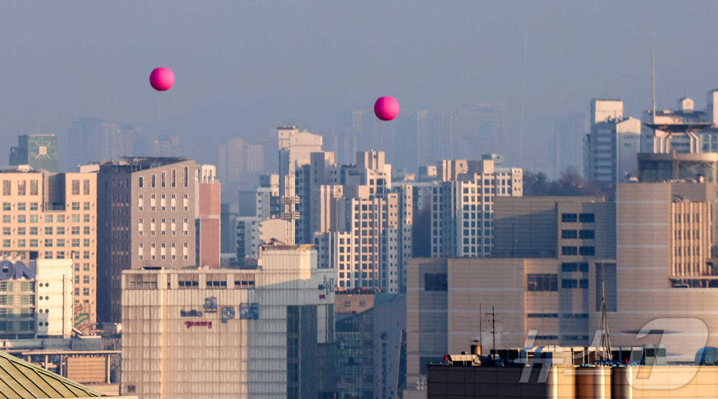 (서울=뉴스1) 김성진 기자 = 24일 서울 도심 상공에 세운4지구 고도 측정을 위한 풍선이 띄워져 있다.이 대형풍선은 종묘 앞 개발시 높이와 조망 시뮬레이션 위해 서울시에서 설치 …
