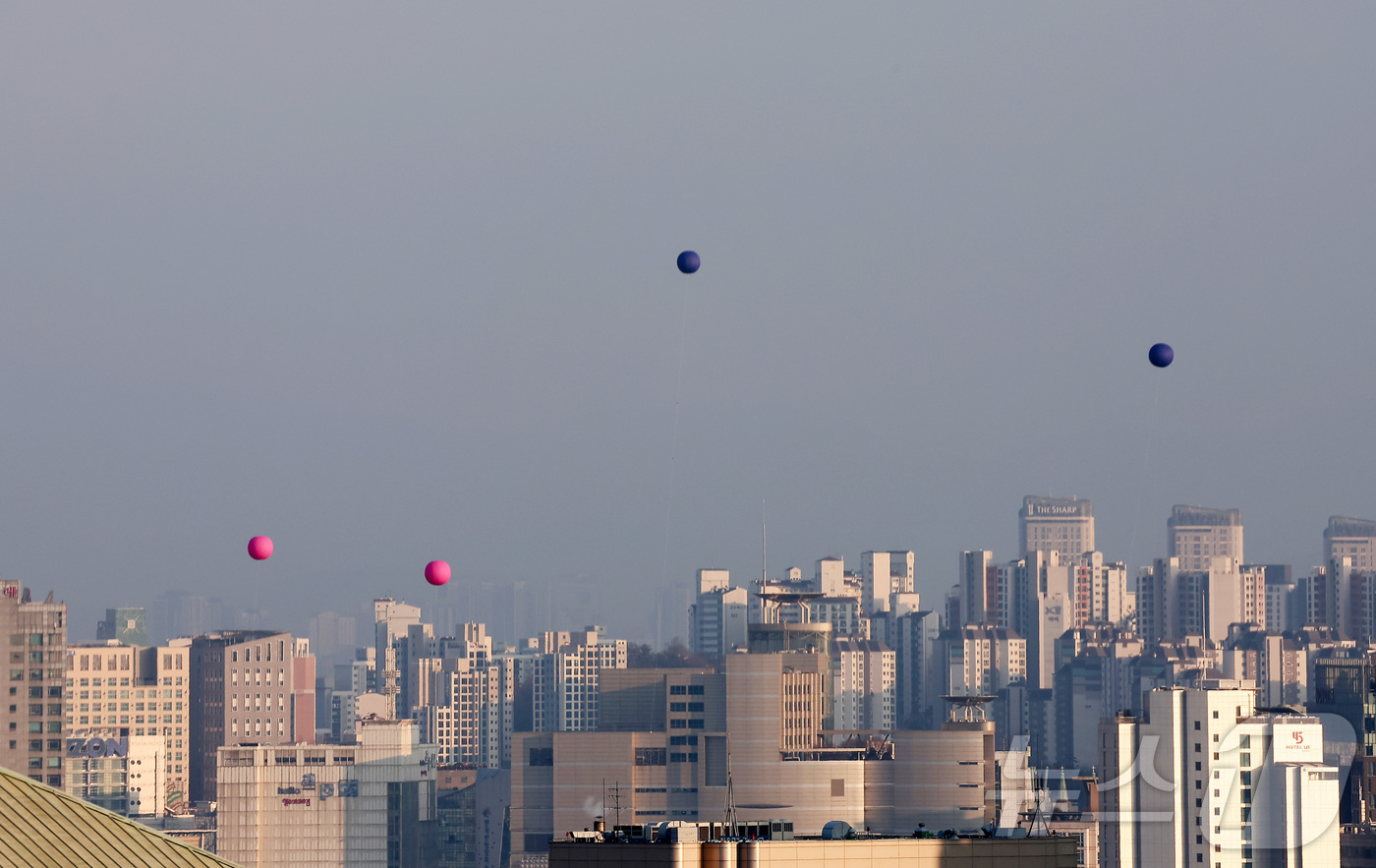 (서울=뉴스1) 김성진 기자 = 24일 서울 도심 상공에 세운4지구 고도 측정을 위한 풍선이 띄워져 있다.이 대형풍선은 종묘 앞 개발시 높이와 조망 시뮬레이션 위해 서울시에서 설치 …