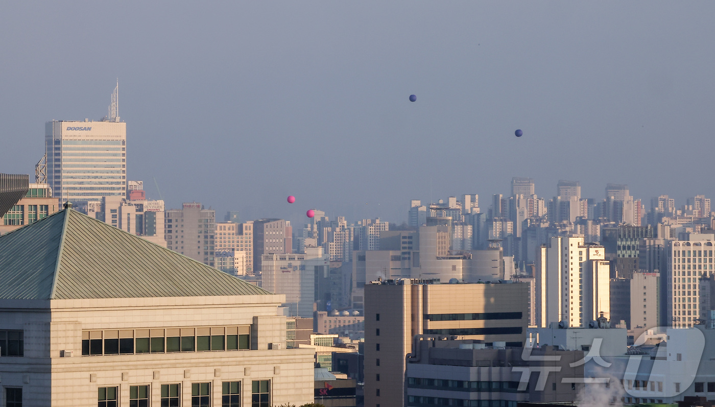 (서울=뉴스1) 김성진 기자 = 24일 서울 도심 상공에 세운4지구 고도 측정을 위한 풍선이 띄워져 있다.이 대형풍선은 종묘 앞 개발시 높이와 조망 시뮬레이션 위해 서울시에서 설치 …