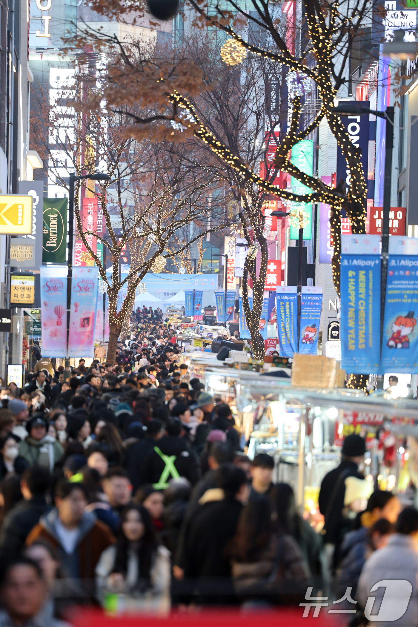 (서울=뉴스1) 황기선 기자 = 크리스마스 이브인 24일 오후 서울 중구 명동거리가 성탄절 분위기를 만끽하려는 시민과 관광객들로 북적이고 있다. 2025.12.24/뉴스1