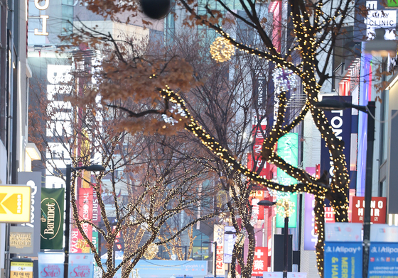 크리스마스 이브, 명동거리는 인파로 '북적북적'