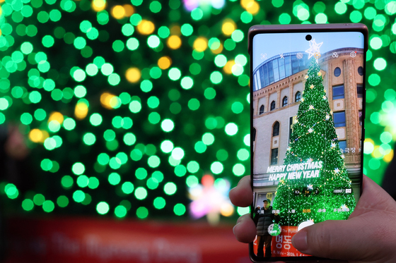 명동거리에서 만끽하는 크리스마스