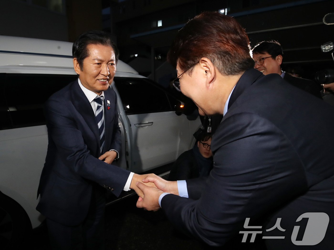 (부산=뉴스1) 윤일지 기자 = 정청래 더불어민주당 대표가 24일 오후 성탄절을 맞아 부산 동래구 아동복지시설인 새들원을 방문해 변성완 부산시당위원장과 악수하고 있다. 2025.1 …