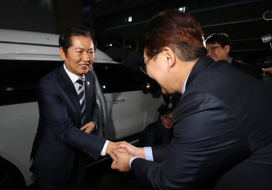 與 변성완 "부산탈환, 전재수 의혹 해소 기다리며 다 열어놓고 준비"