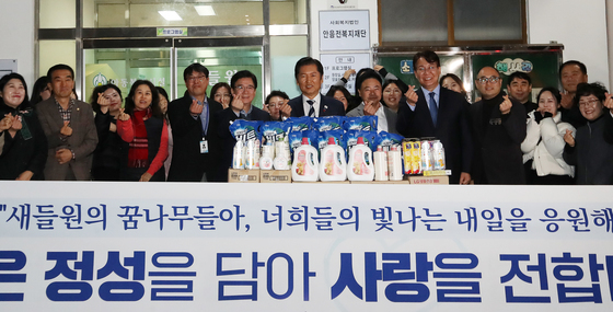 정청래 "밥 잘먹고 씩씩하길"…성탄 전야 부산 아동복지시설 방문