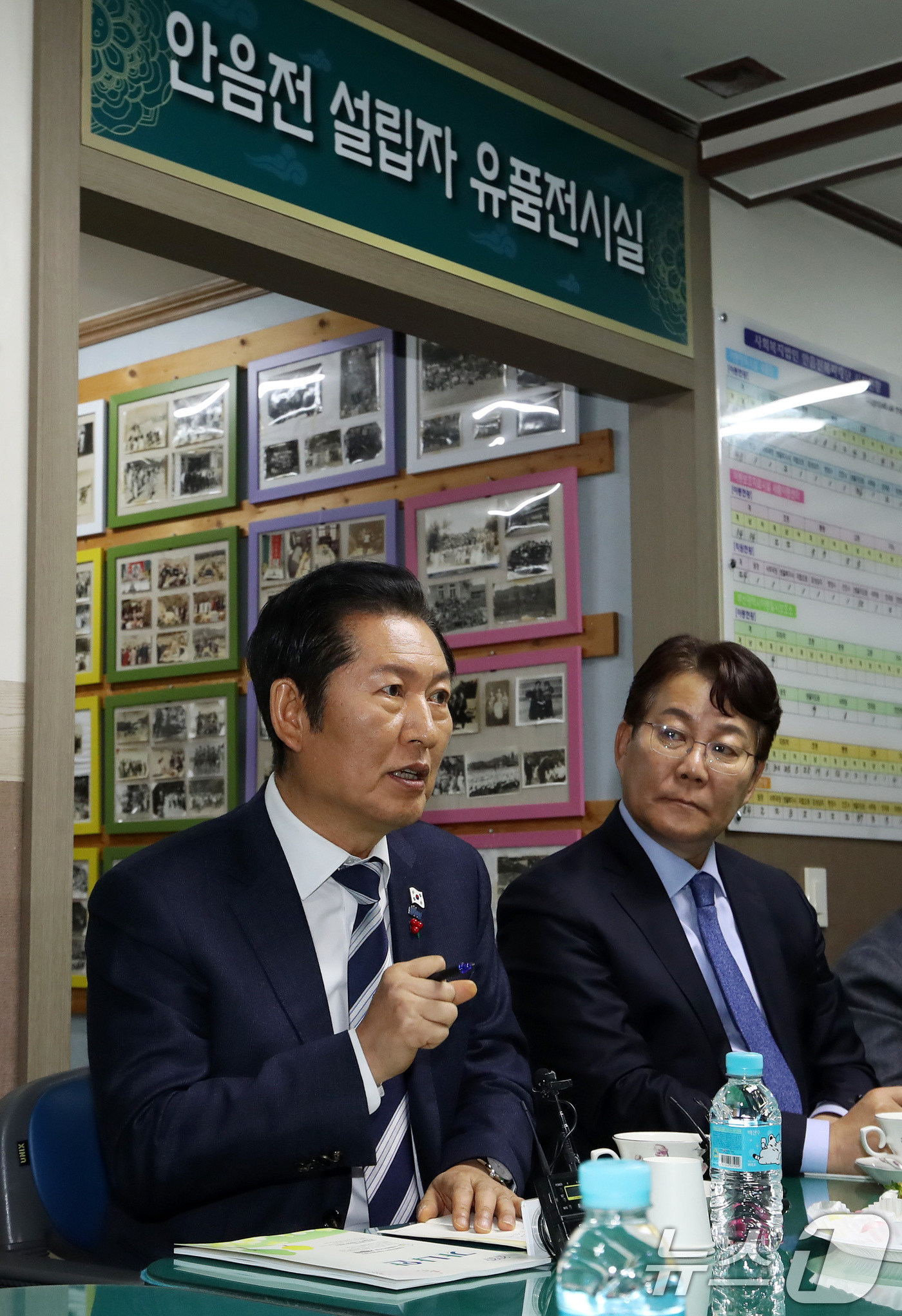 (부산=뉴스1) 윤일지 기자 = 정청래 더불어민주당 대표가 24일 오후 성탄절을 맞아 부산 동래구 아동복지시설인 새들원을 방문해 시설 관계자들과 간담회를 하고 있다. 2025.12 …