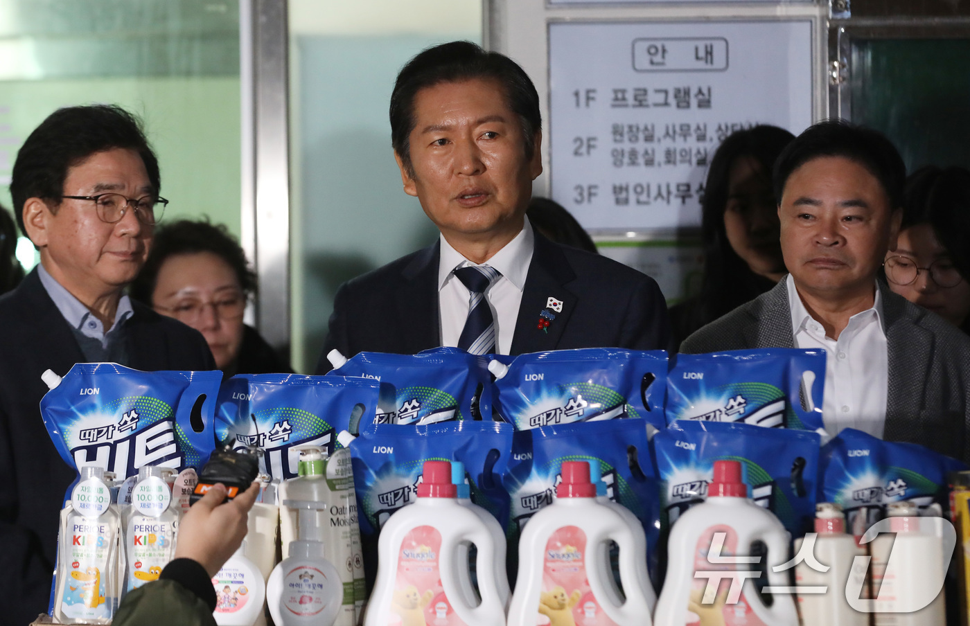 (부산=뉴스1) 윤일지 기자 = 정청래 더불어민주당 대표가 24일 오후 성탄절을 맞아 부산 동래구 아동복지시설인 새들원을 방문해 성탄절 선물을 전달하고 있다. 2025.12.24/ …