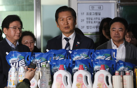 부산 아동복지시설에 성탄절 선물 전달하는 정청래