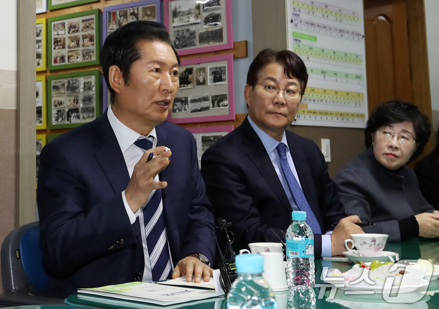 (부산=뉴스1) 윤일지 기자 = 정청래 더불어민주당 대표가 24일 오후 성탄절을 맞아 부산 동래구 아동복지시설인 새들원을 방문해 시설 관계자들과 간담회를 하고 있다. 2025.12 …