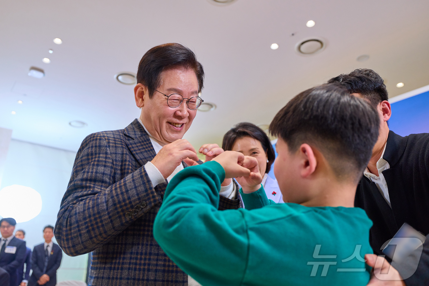 (서울=뉴스1) 이재명 기자 = 이재명 대통령이 24일 서울 서대문구 신촌세브란스 연세암병원 중입자치료센터에서 열린 희귀질환 환우·가족 간담회를 마친 후 어린이에게 손하트를 그려보 …