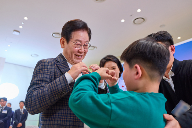 어린이에게 손하트 그려보이는 이재명 대통령