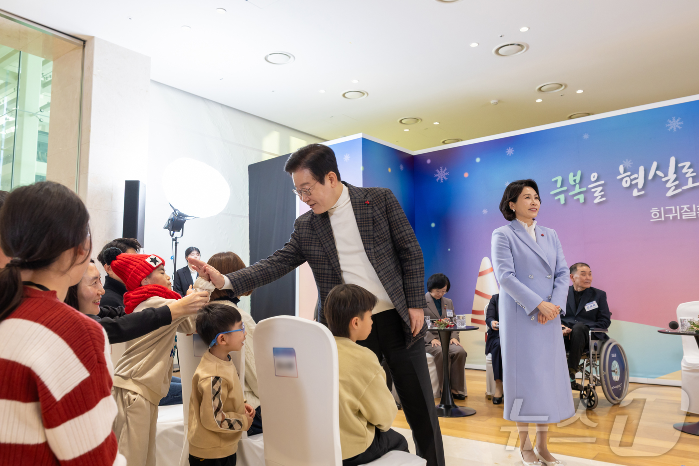 (서울=뉴스1) 이재명 기자 = 이재명 대통령이 24일 서울 서대문구 신촌세브란스 연세암병원 중입자치료센터에서 열린 희귀질환 환우·가족 간담회를 마친 후 어린이와 하이파이브를 하고 …