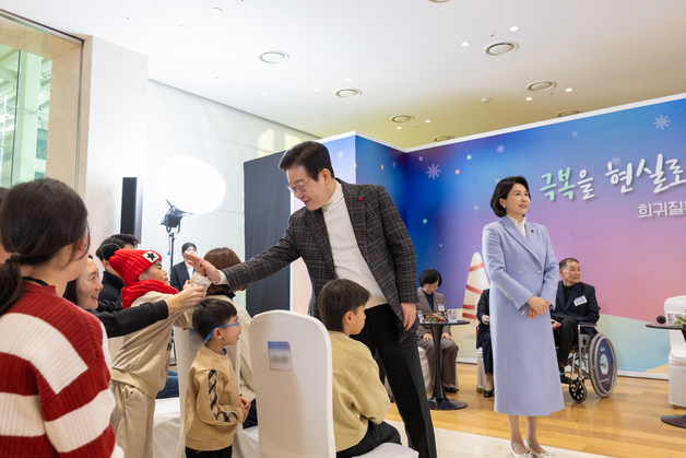 어린이와 하이파이브 하는 이재명 대통령