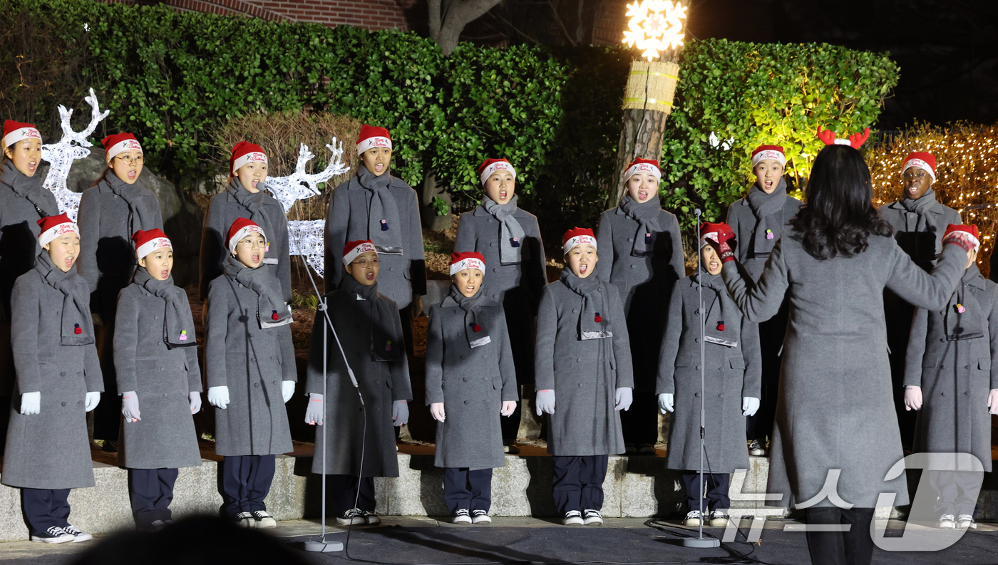 (서울=뉴스1) 황기선 기자 = 크리스마스 이브인 24일 서울 중구 명동성당 성모동산에서 소년소녀합창단이 아기예수의 탄생을 축하하며 합창을 하고 있다.  2025.12.24/뉴스1 …