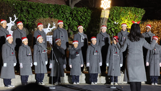 성탄절을 축하하는 소년소녀합창단