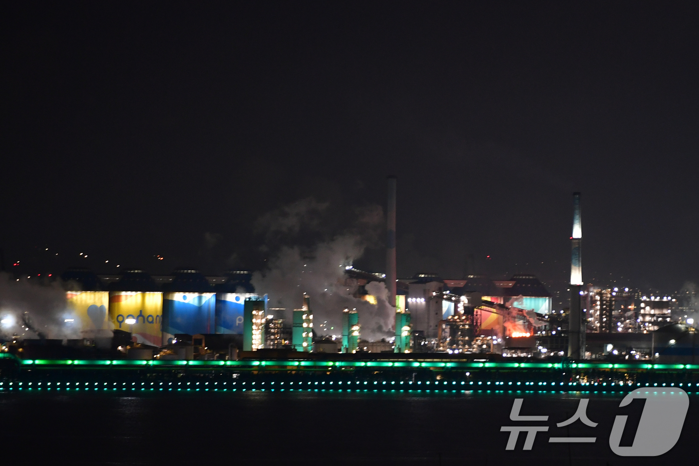 (포항=뉴스1) 최창호 기자 = 성탄절 전야인 24일 포스코 포항제철소가 경관 조명을 성탄절을 대표하는 빨강색과 초록색으로 밝히고 있다. 2025.12.24/뉴스1