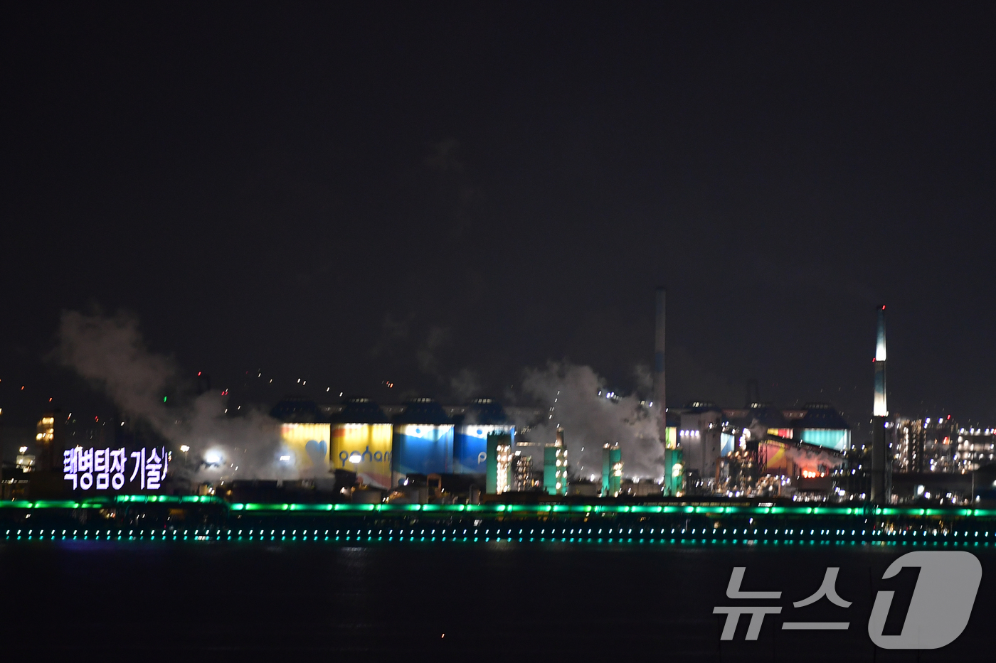 (포항=뉴스1) 최창호 기자 = 성탄절 전야인 24일 포스코 포항제철소가 경관 조명을 성탄절을 대표하는 빨강색과 초록색으로 밝히고 있다. 2025.12.24/뉴스1