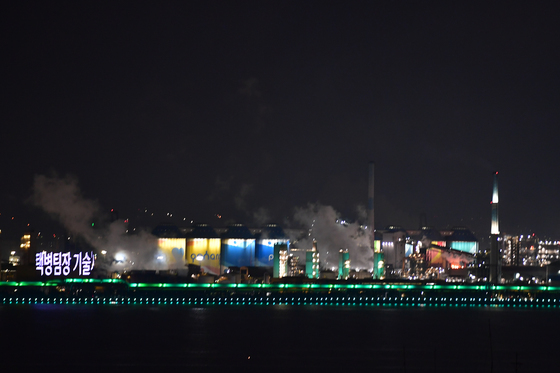 성탄절 축하 경관 조명 밝힌 포스코 포항제철소