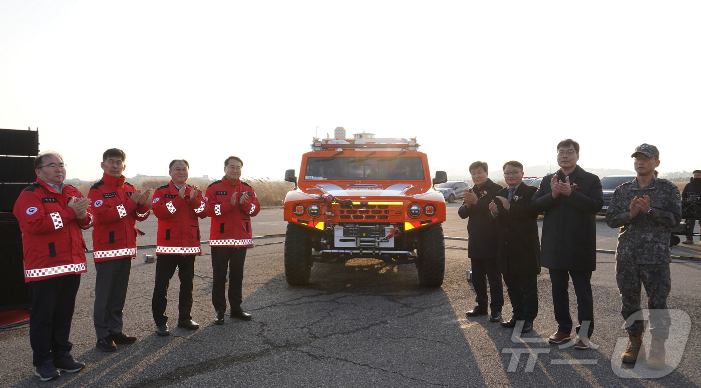 (서울=뉴스1) = 김인호 산림청장이 24일 경기도 화성시 TS한국교통안전공단 자동차안전연구원에서 열린 다목적산불진화차 64대 출고 기념식에서 관계기관 참석자들과 기념촬영을 하고 …