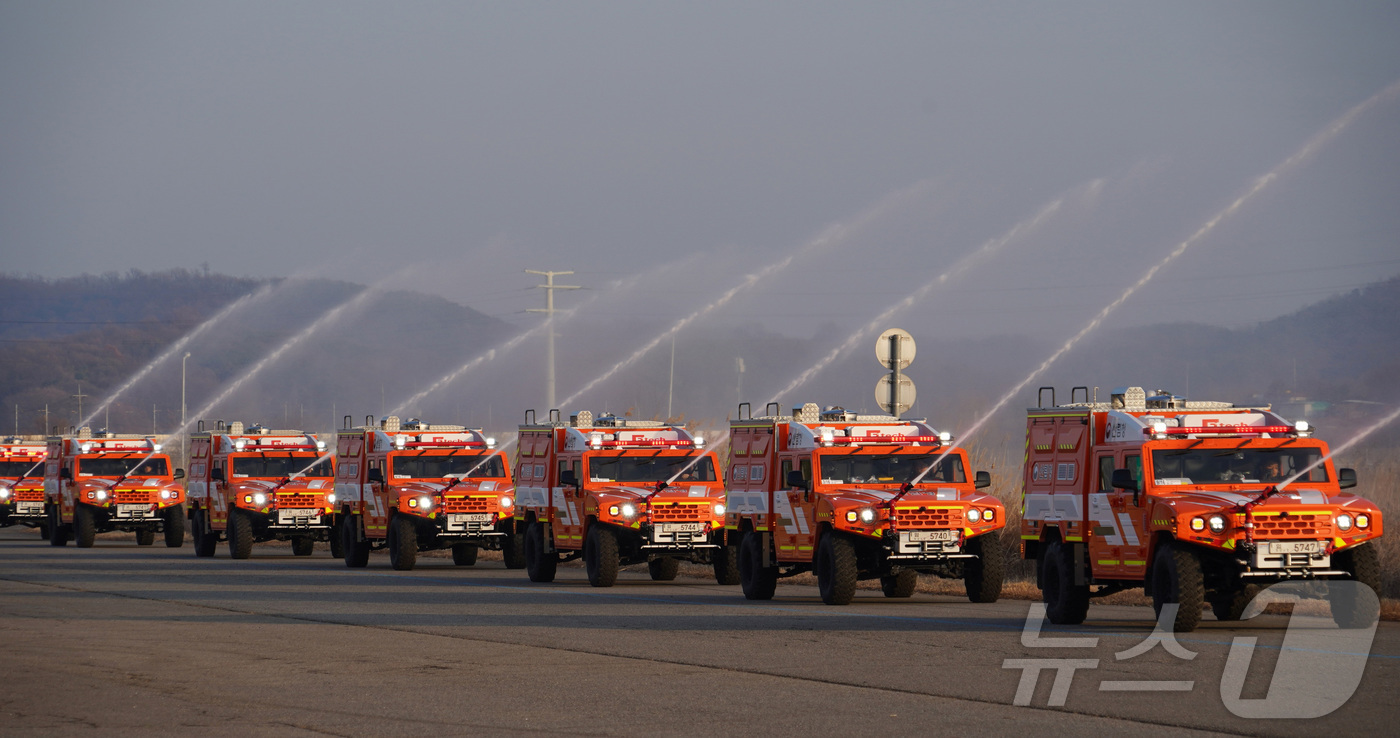 (서울=뉴스1) = 24일 경기도 화성시 TS한국교통안전공단 자동차안전연구원에서 열린 산림청 다목적산불진화차 64대 출고 기념식에서 진화차량이 시연 운행을 하고 있다. 이날 출고한 …