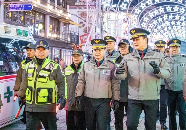 서울경찰청장, 성탄절 전야 '홍대 관광특구' 점검·합동순찰