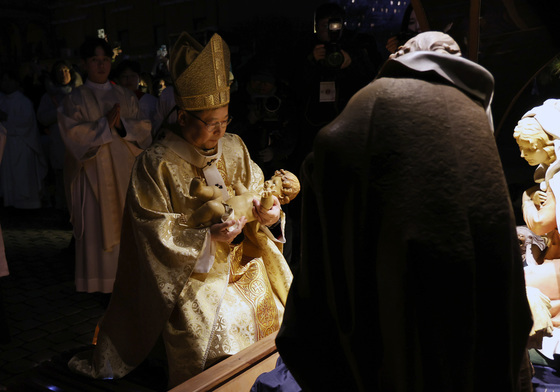 구유에 안치되는 아기 예수