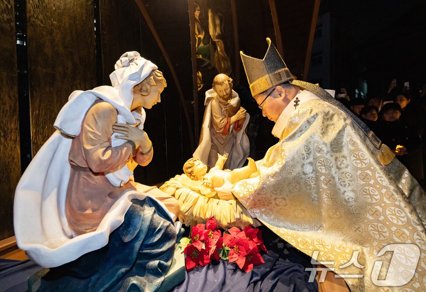본문 이미지 - 천주교 서울대교구장 정순택 대주교가 성탄절인 25일 새벽 서울 중구 명동대성당 앞마당에서 아기 예수를 말 구유에 안치하는 '구유 예절' 의식을 행하고 있다.(공동취재) 2025.12.25/뉴스1 ⓒ News1 구윤성 기자