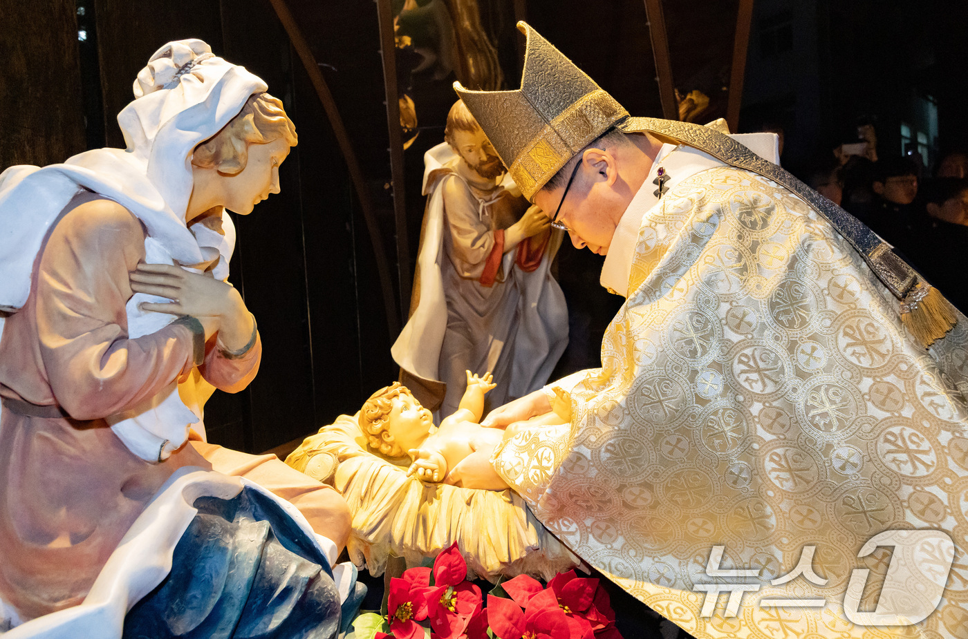 (서울=뉴스1) 구윤성 기자 = 천주교 서울대교구장 정순택 대주교가 성탄절인 25일 새벽 서울 중구 명동대성당 앞마당에서 아기 예수를 말 구유에 안치하는 '구유 예절' 의식을 행하 …