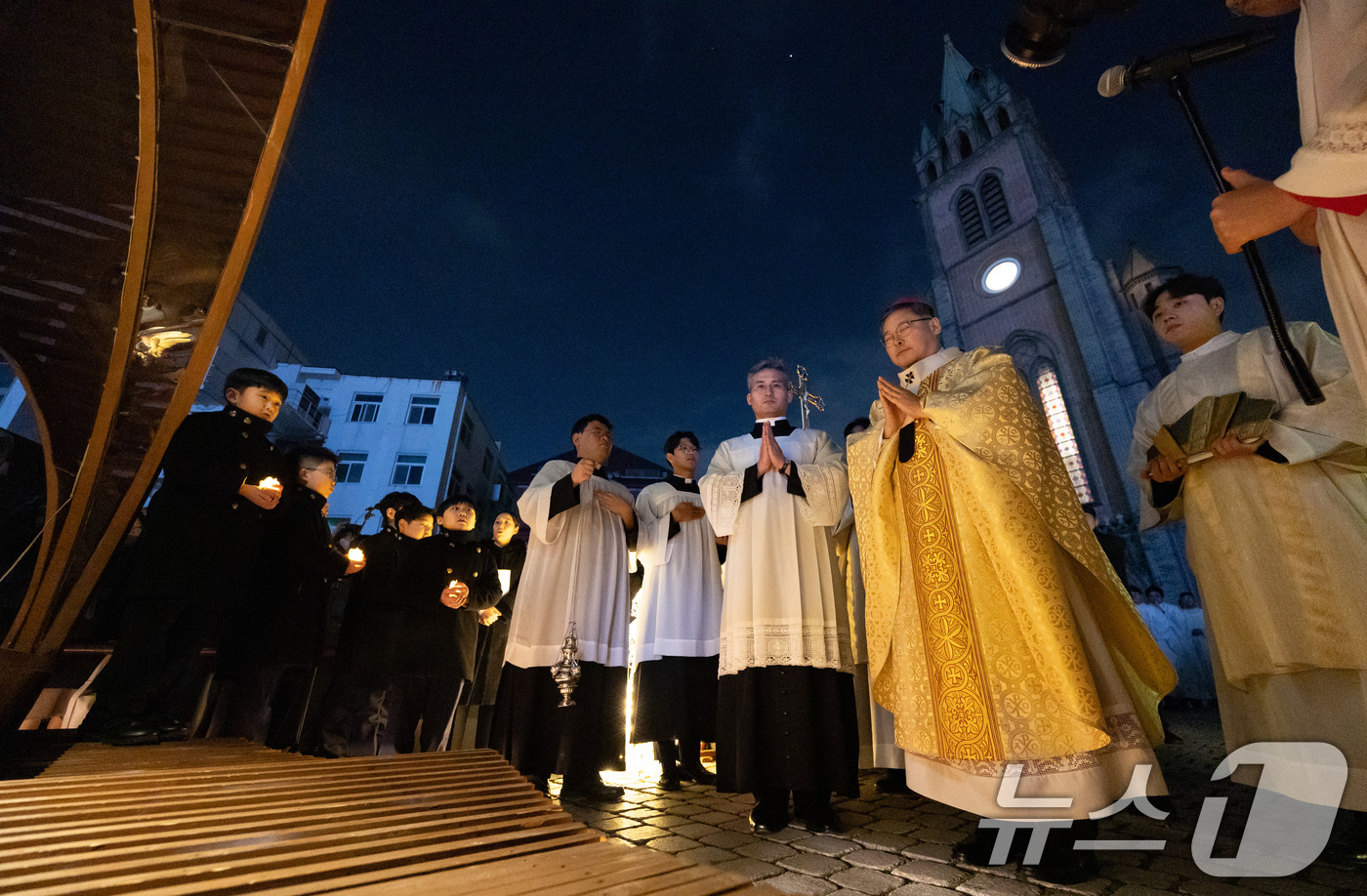 (서울=뉴스1) 구윤성 기자 = 천주교 서울대교구장 정순택 대주교가 성탄절인 25일 새벽 서울 중구 명동대성당 앞마당에서 아기 예수를 말 구유에 안치하는 '구유 예절' 의식을 행한 …