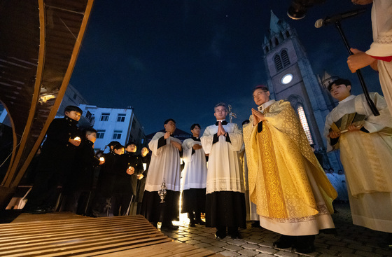 기도하는 정순택 대주교